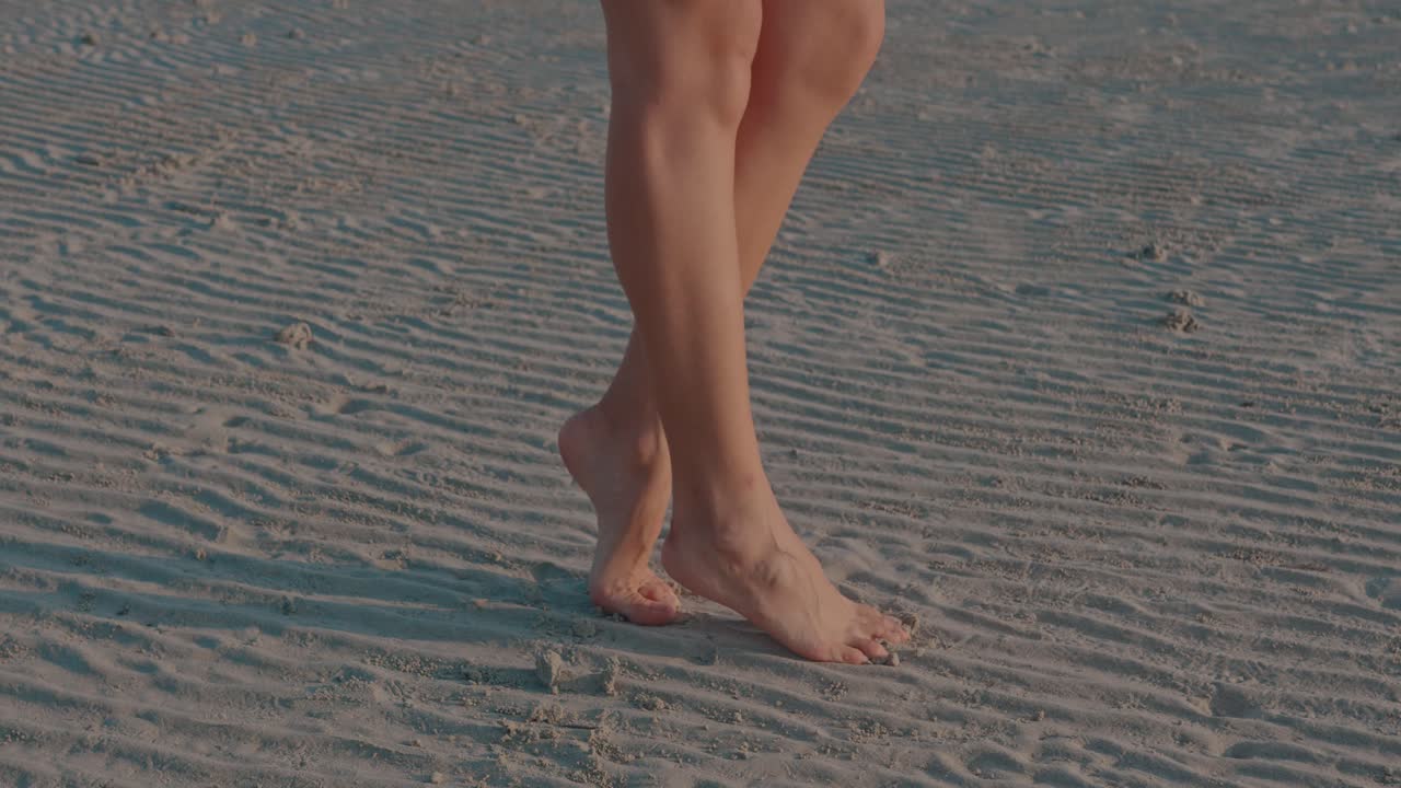 Piedi di donna sulla spiaggia
