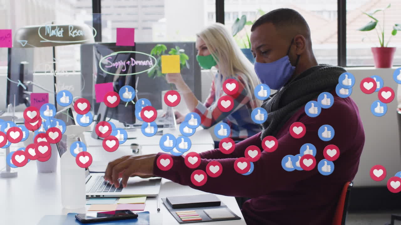 animación de iconos de los medios sobre diversas personas de negocios que usan máscaras faciales y usan computadora