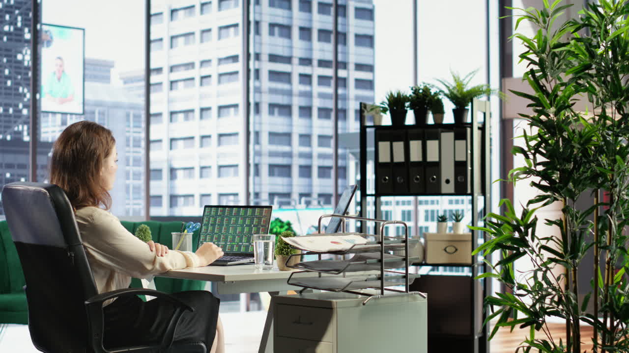 투자 솔루션과 올바른 제안을 찾는 총 이사