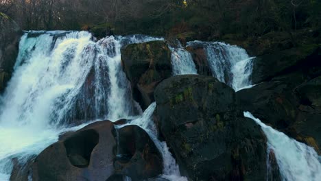 Agua-Corriendo-Sobre-Rocas-En-Las-Cascadas-De-Fervenza-Da-Noveira-En-A-Noveira,-A-Coruña,-España