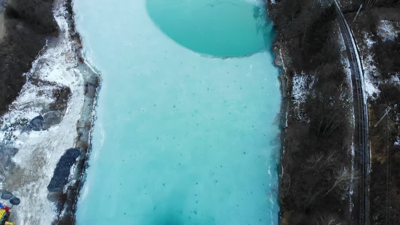 valle de montaña revelado lentamente con dji drone