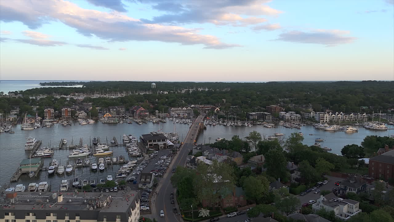 Porto di Annapolis e Spa Creek al tramonto ad Annapolis, Maryland - Ripresa con drone