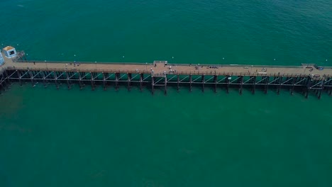 longitud del muelle junto al mar volando en paralelo