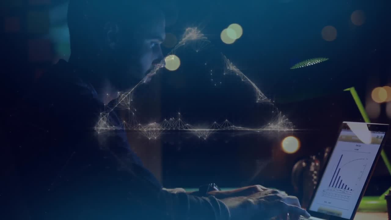 데이터 및 정보 처리의 애니메이션과 어두운 방에서 노트북을 사용하는 사람