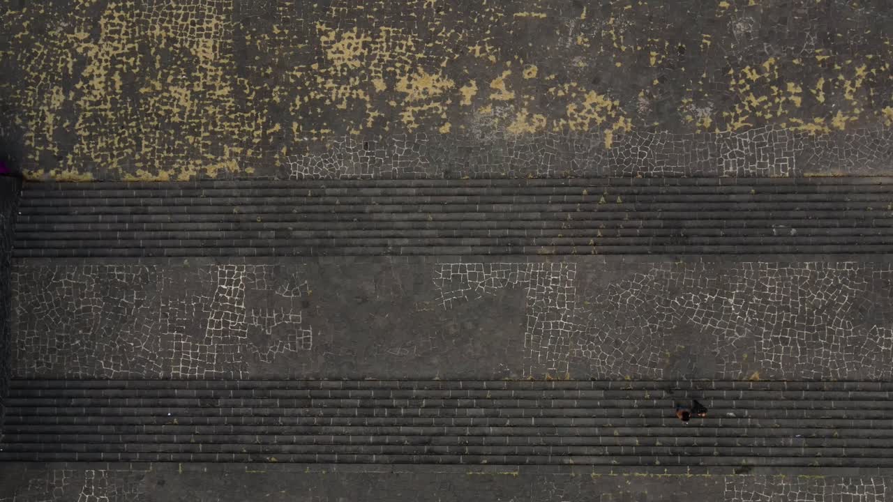 유서 깊은 석조 캠퍼스를 걷는 학생들