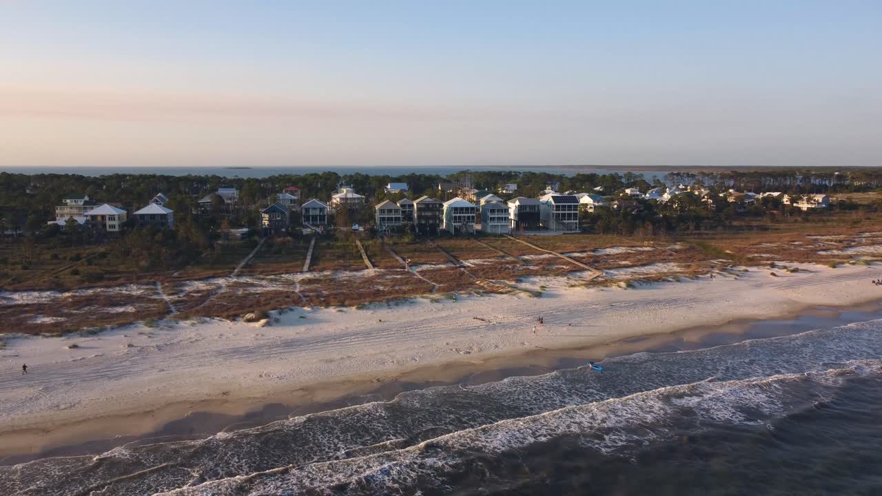 Vista aerea di case sulla spiaggia al tramonto