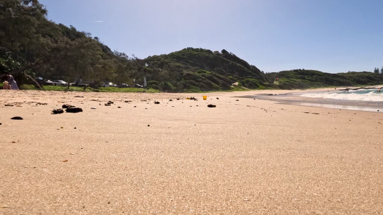 желтое ведро появляется на песчаном пляже