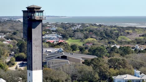 Luftaufnahme-Des-Leuchtturms-Von-Sullivan&#39;s-Island-In-Der-Nähe-Von-Charleston,-South-Carolina