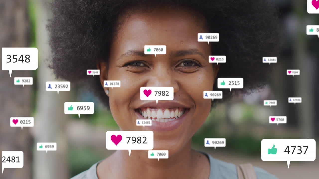 animación del procesamiento de datos de las redes sociales sobre una mujer afroamericana sonriente en la ciudad