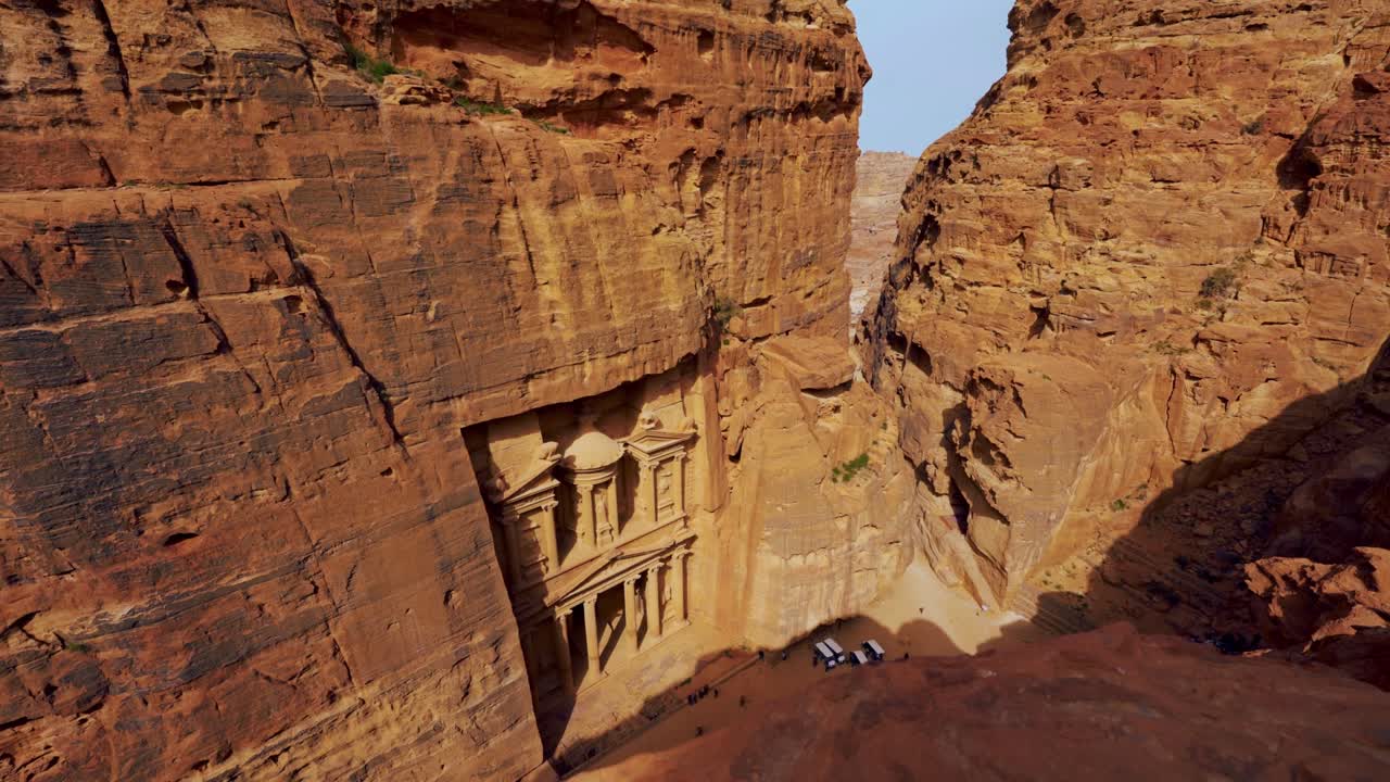 el tesoro de petra, sitio histórico del patrimonio de la unesco tallado en piedra arenisca en jordania visto desde un punto de vista escénico por encima y por los lados.