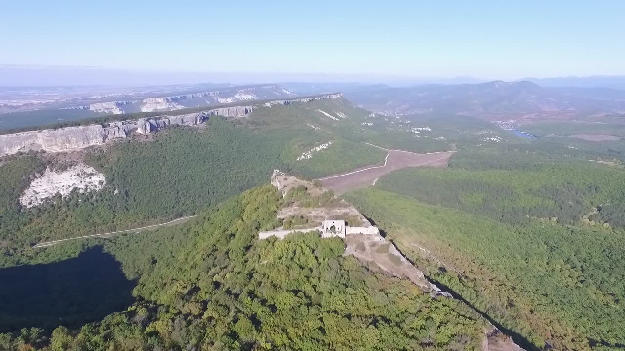 고대 유적 들 이 있는 산악 풍경 의 공중 사진