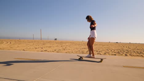 Joven-Deportista-Con-Ropa-Informal-Patinando-En-Un-Soleado-Parque-Del-Desierto