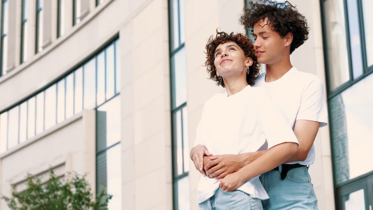 pareja feliz al aire libre