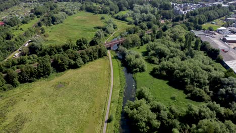 Volando-Hacia-Atrás-Con-Un-Dron-De-4k-Sobre-El-Río-Stour-En-Canterbury