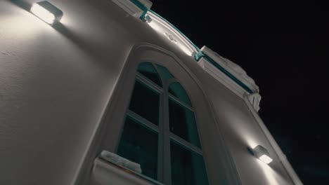 movimiento alrededor del edificio de la mezquita con antorchas de led brillantes