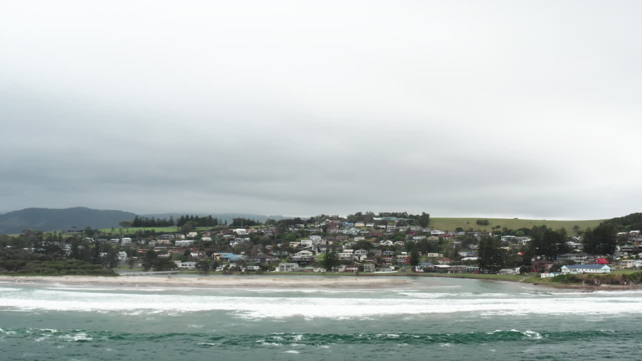 오스트레일리아 뉴 사우스 웨일즈 남쪽 해안의 폭풍우 날에 게로아의 드론 촬영