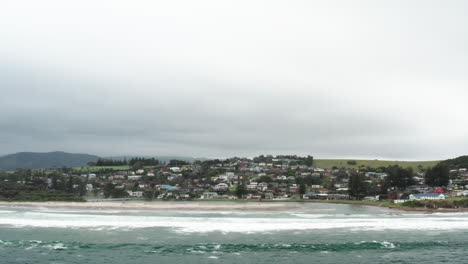 Toma-Aérea-De-Drones-De-Gerroa-En-Un-Día-Tormentoso-En-La-Costa-Sur-De-Nueva-Gales-Del-Sur,-Australia