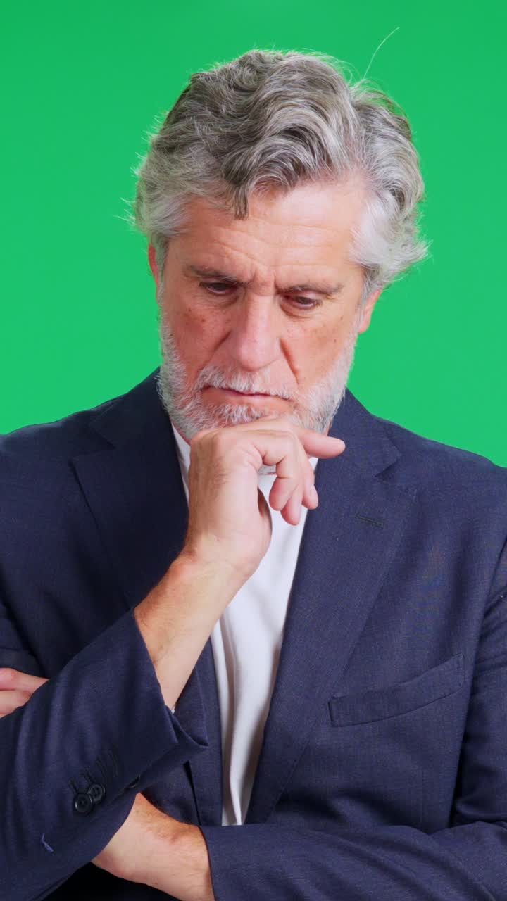 Uomo Maturo Pensieroso in Posa su Green Screen