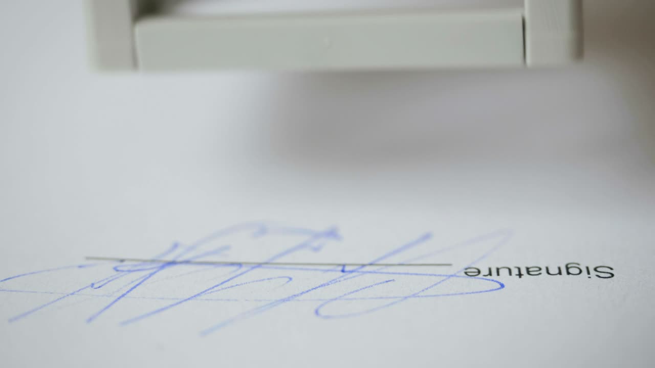 el notario público en la oficina estampa el documento. el hombre de negocios estampa la tabla del documento, el director aprueba el contrato, el papeleo. el hombre aprueba los documentos firmando y estampando los papeles. closeup. uhd 4k.