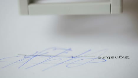 el notario público en la oficina estampa el documento. el hombre de negocios estampa la tabla del documento, el director aprueba el contrato, el papeleo. el hombre aprueba los documentos firmando y estampando los papeles. closeup. uhd 4k.