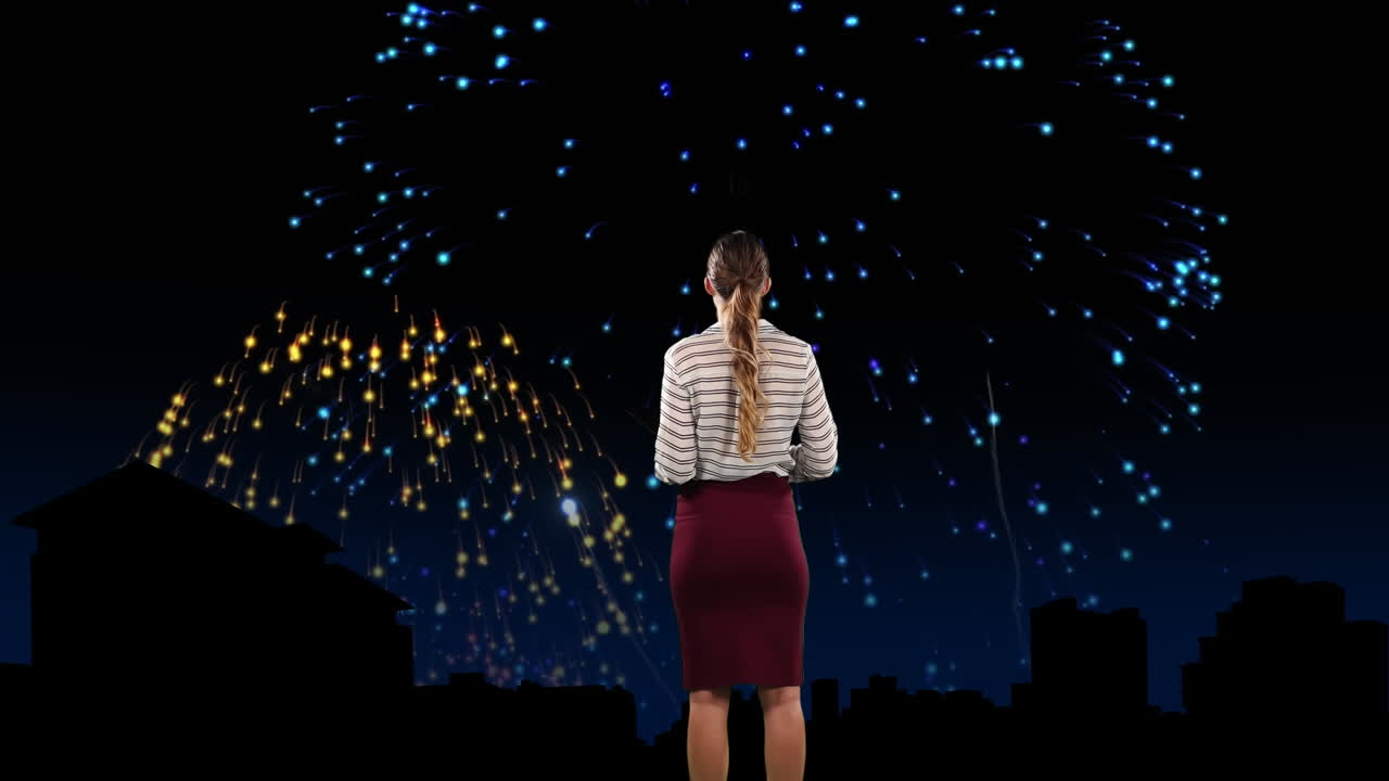 검은색 배경에 백인 소녀의 뒷면에서 불꽃놀이의 애니메이션.