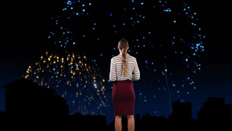 animación de fuegos artificiales sobre la vista trasera de una chica caucásica en fondo negro.