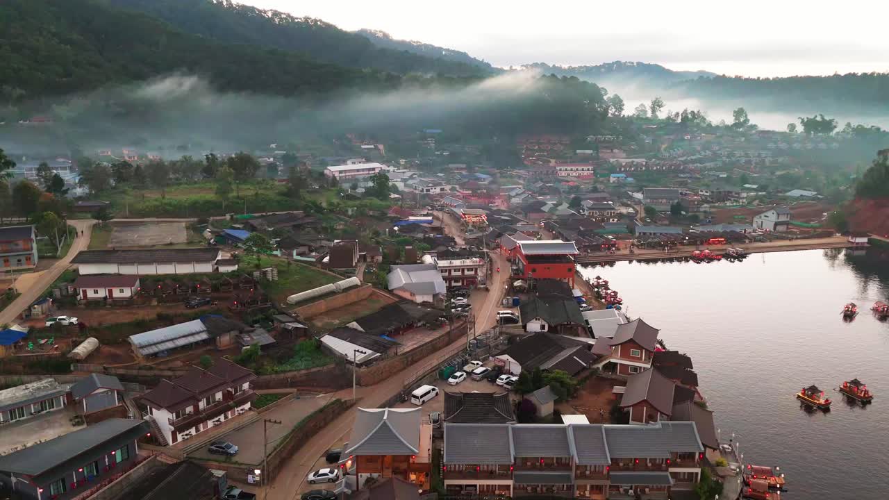 panorama de la puesta de sol en la aldea de la plantación de té de tailandia, carretera aérea frente al lago en ban rak thai, calles de la provincia de mae hong son