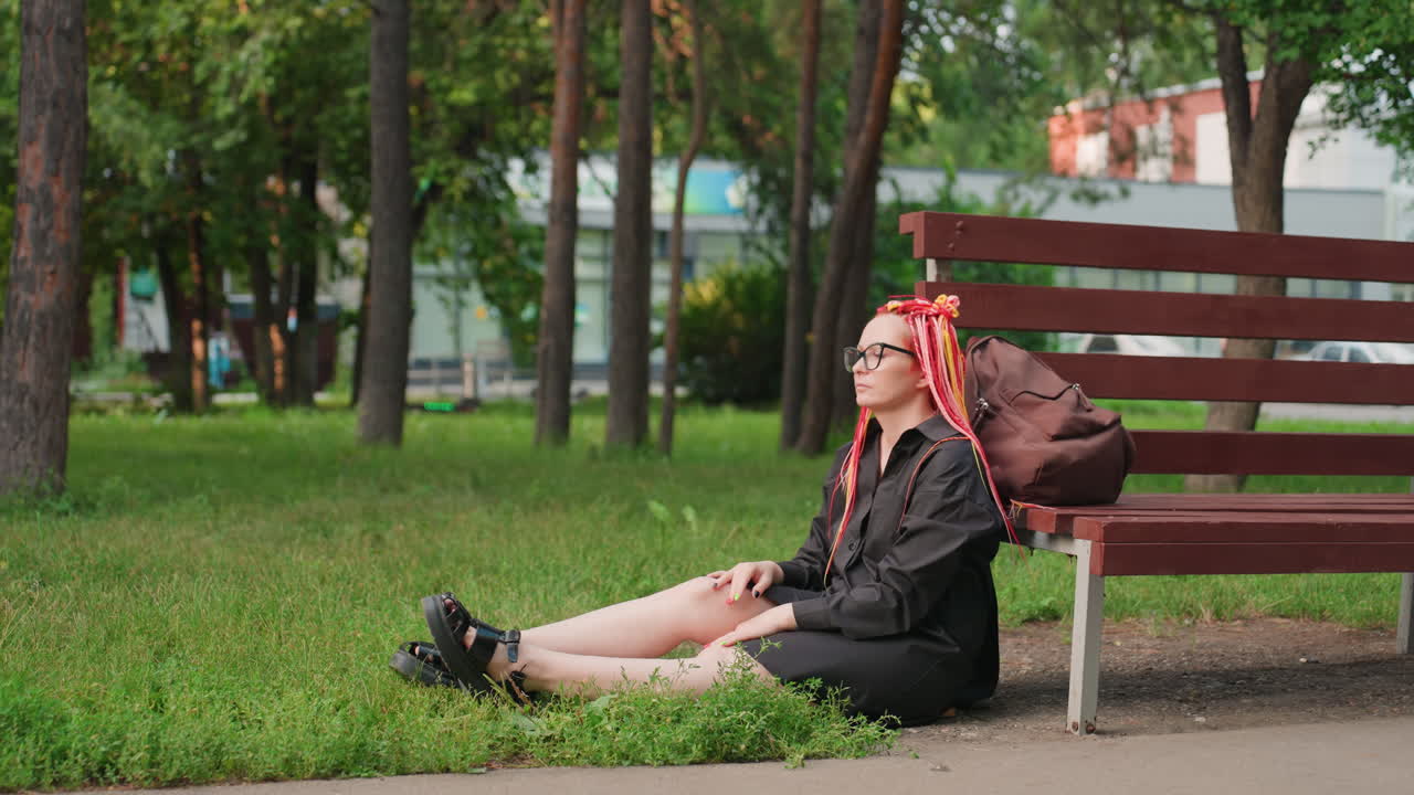 내면의 싸움에 직면한 조용한 트레커, 외적인 감정적 어려움에 맞서는 고독한 모험가, 평화로운 야외 여정 동안 감정적 고난을 헤쳐나가는 외로운 배낭여행객