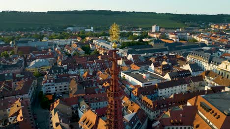 video de drone aéreo de 4k del campanario ornamentado de la capilla de santa maría en el centro de würzburg, alemania