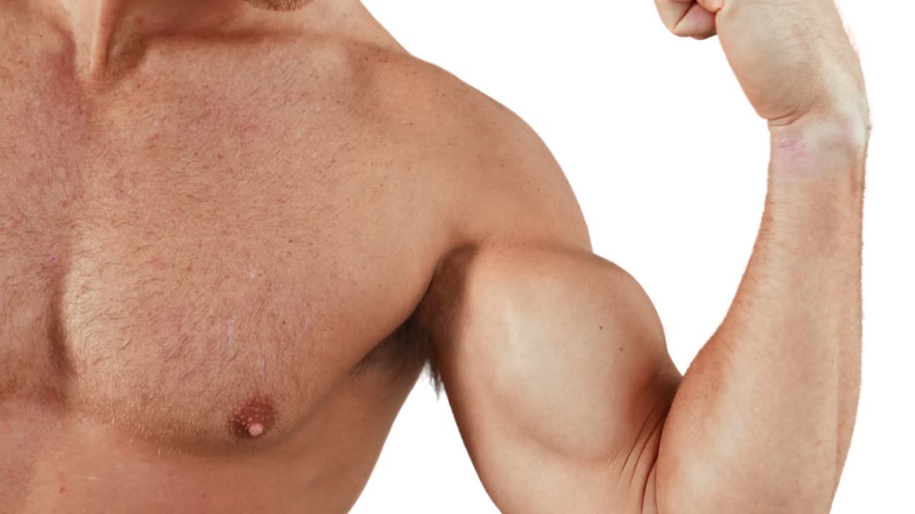 hombre musculoso flexionando sus músculos