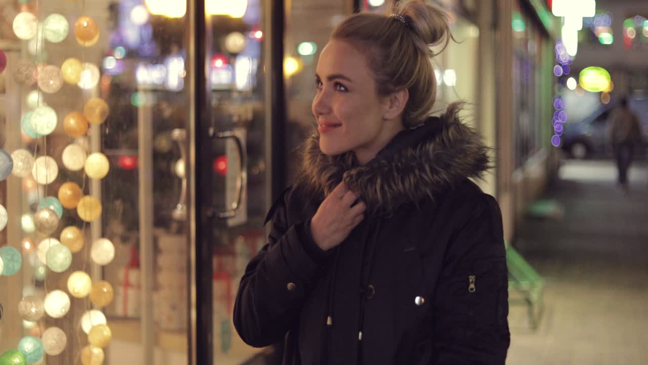 케이스에 서 있는 명랑 꿈꾸는 여자