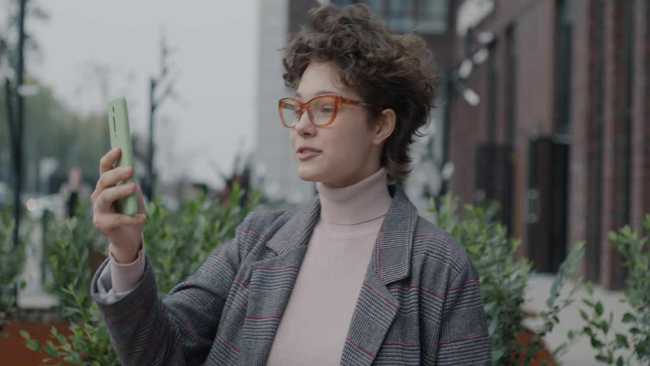 야외에서 셀피를 찍는 여자