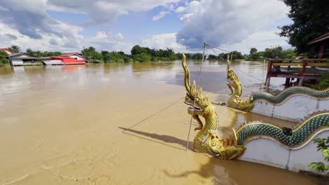 dragones naga a lo largo del río desbordado debido a las inundaciones en el norte de tailandia