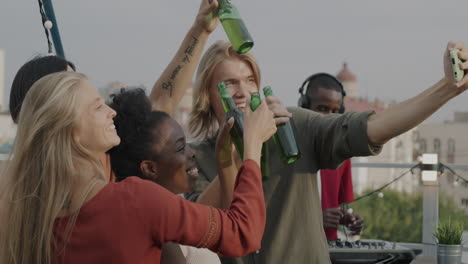 amigos celebrando en una fiesta en la azotea
