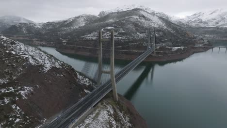 Brücke-überquert-Winter-Bergtal-Fluss-Luftdrohne-Reservoir-Von-Barrios-De-Luna-In-Leon,-Spanien-Natürliche-Mediterrane-Umgebung