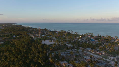 Fliegen-über-Luxusbungalows-Auf-Der-Exotischen-Insel-Sansibar-Bei-Sonnenuntergang