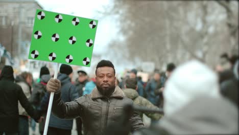 el hombre afroamericano camina. el humano afro-negro. la multitud lucha en la huelga política.