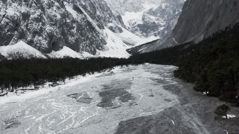 Antena:-Valle-Del-Lecho-Del-Río-Glaciar-En-La-Cordillera-Del-Dragón-De-Jade-De-Yulong,-China