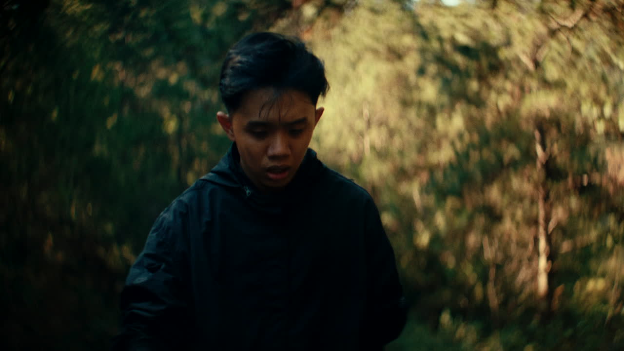 숲 속 의 젊은 남자