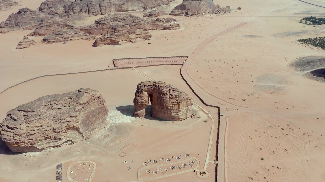 La Roccia dell'Elefante ad AlUla, Arabia Saudita. Vera icona di AlUla, la formazione rocciosa a forma di elefante si estende per 52 metri verso il cielo, la sua arenaria dai toni caldi modellata dall'erosione del vento e dell'acqua