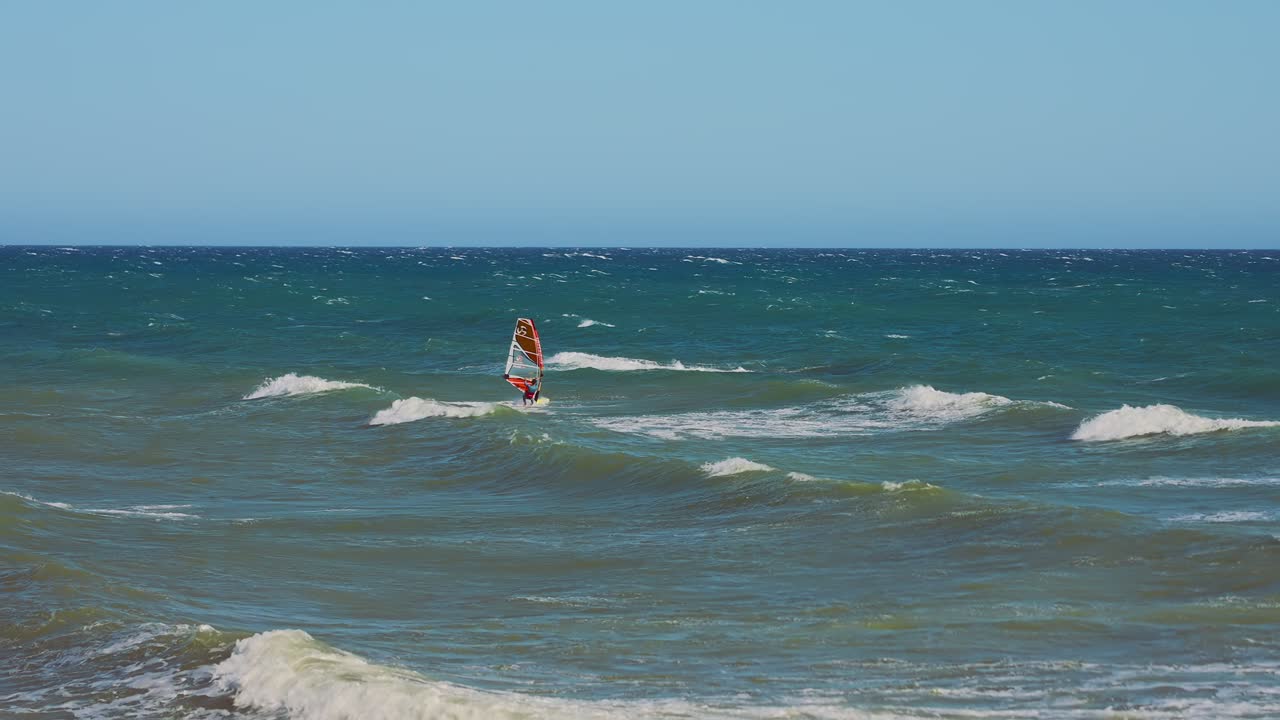 windsurfista solo en el mar