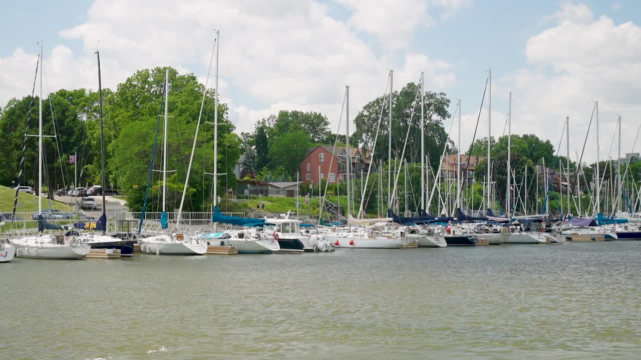 오크빌 항구 에 정박 한 세일보트 들
