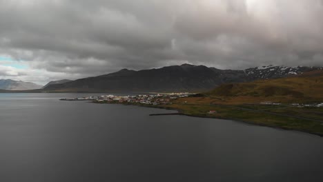 imágenes aéreas que muestran el pequeño pueblo llamado grundarfjordur ubicado en islandia muy cerca del monte kirkjufell-1