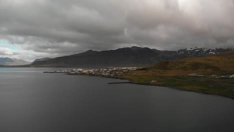 位於冰島的gundarfjörður小鎮, 靠近kirkjufell-1山.