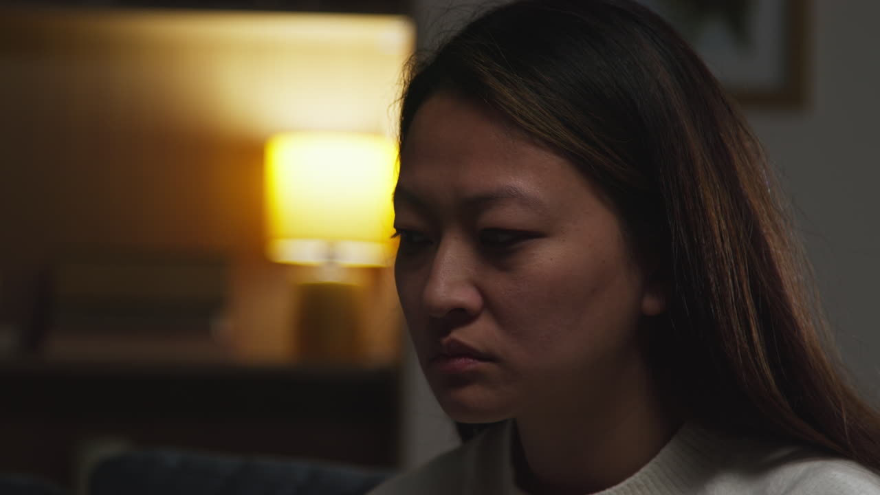 스트레스나 불안에 시달리는 여성, 우울증, 불안, 외로움, 집의 어두운 방에 앉아 있는 모습