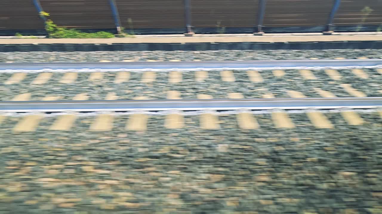 철도 트랙과 주변 풍경의 전망