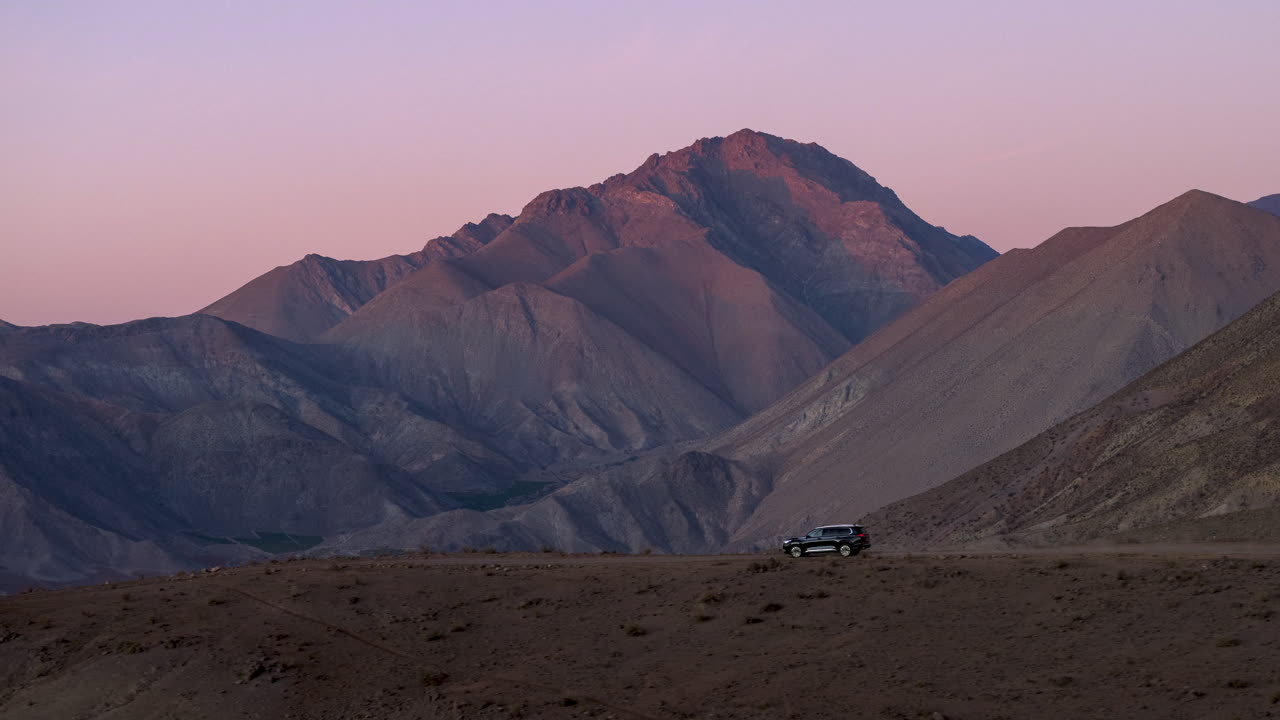 desierto del norte de chile dunas de arena coche que pasa por el avión no tripulado crepúsculo efecto de paralaje de la mañana