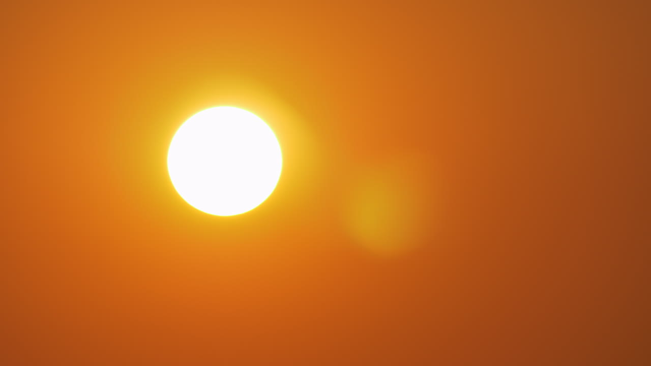el sol dorado en el cielo naranja