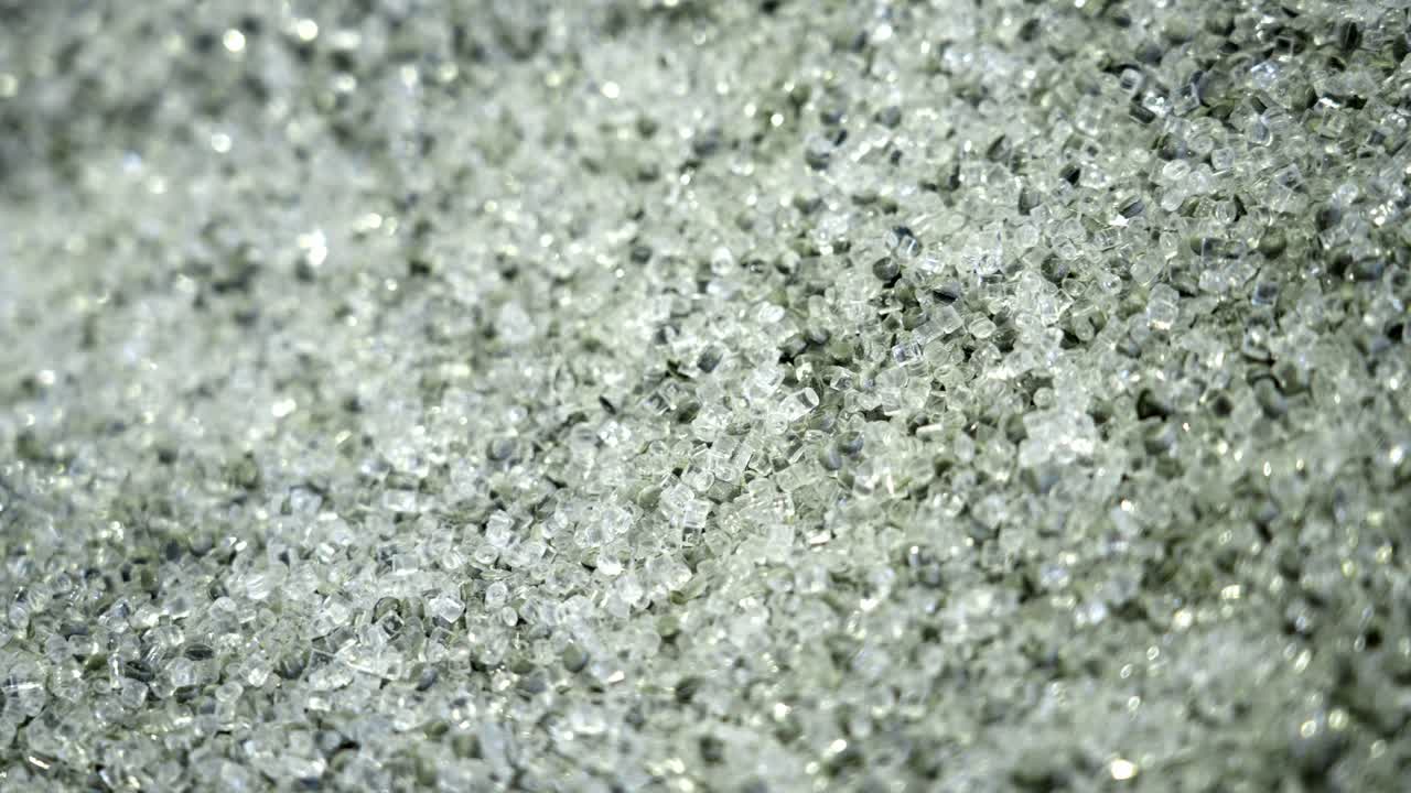 Transparent polymer granules in a pile