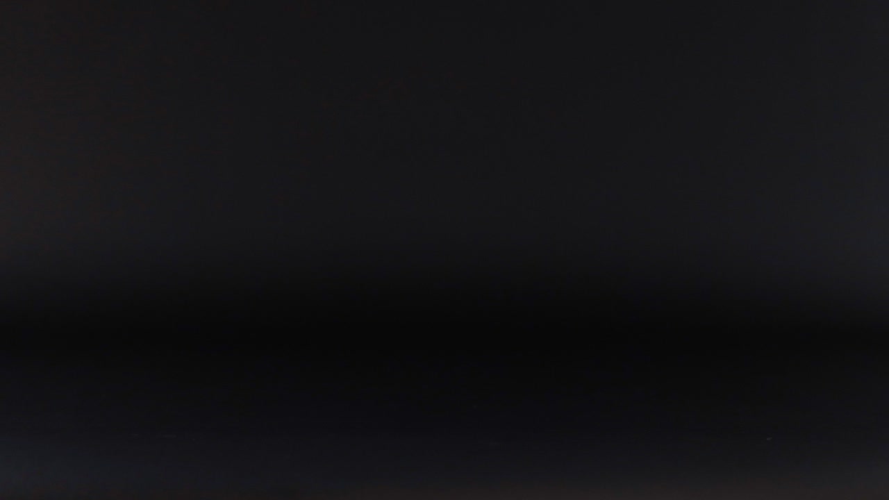 мяч для гольфа движется по темному фону